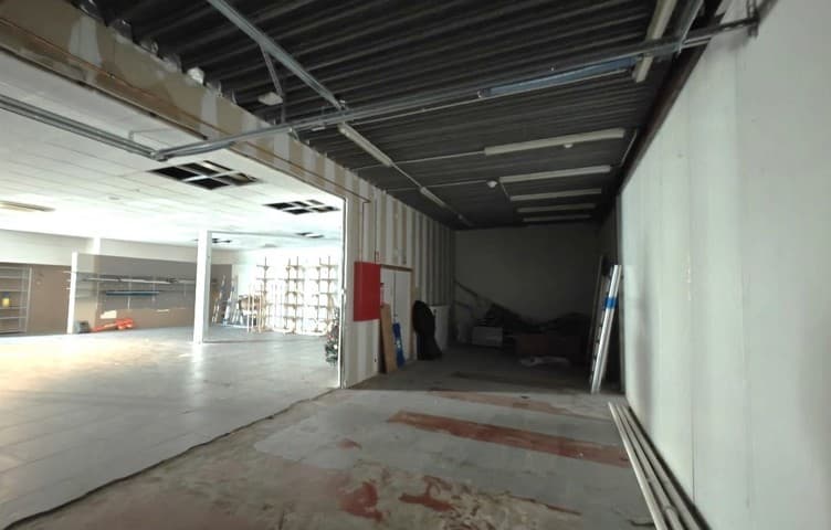 SAINT-TROND - Espace de stockage/atelier AVEC PORTE D'ACCÈS